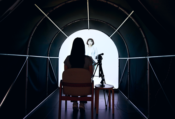 AI로 생성된 10년 후의 나를 직접 마주하고 대화할 수 있는 남택진 교수팀과 LG CX Center와의 협력 프로젝트.