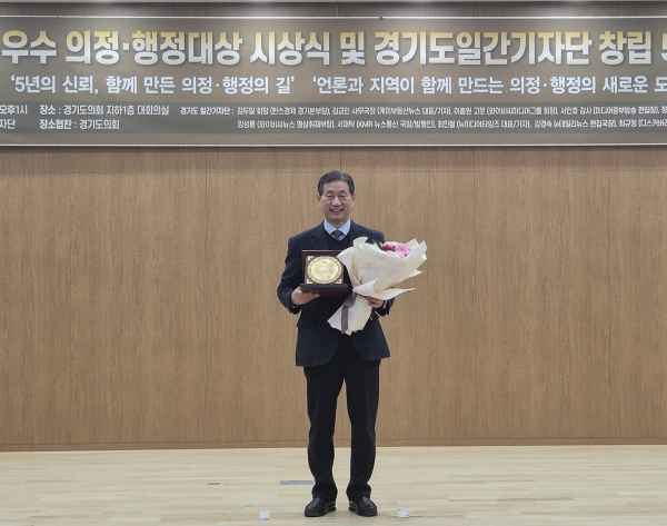 윤승용 총장, ‘사회공헌 공공리더십 특별상’ 수상 모습