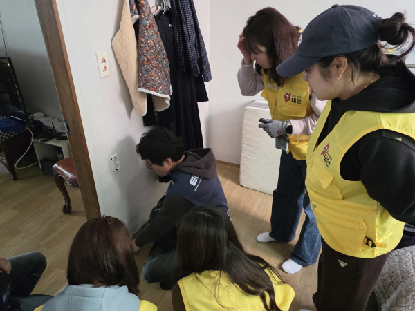 취약계층 집수리 실습에 나선 교육생들.