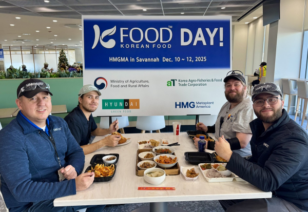 K-푸드를 즐기고 있는 현지 종업원 모습