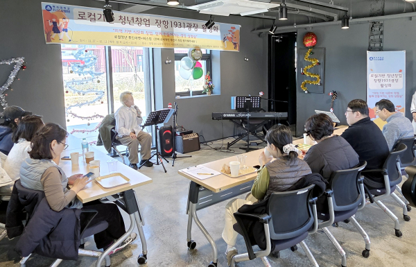 장항 1931 광장 (실내)에서 청년 버스킹 공연을 진행하고 있다.