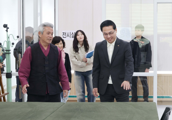 지난 10월 개관을 앞두고 박희조 동구청장과 관계자들이 현장 점검을 실시햐고 있는 모습