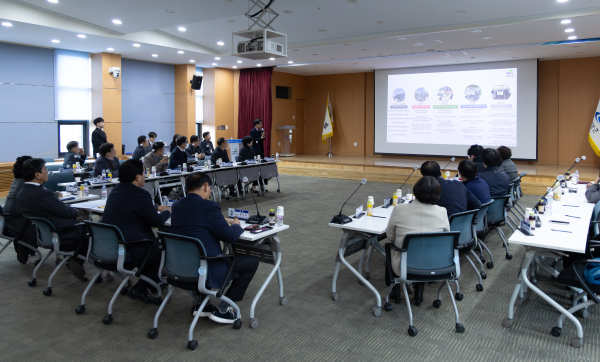 지난 11일 먹거리위원회에서 최이호 농촌공동체과장이 2025년 푸드플랜 추진 성과 및 방향 등을 보고하고 있다.