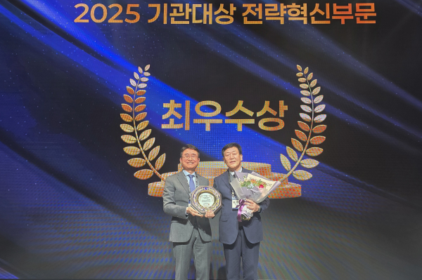 지난 11일 서울 플렌티컨벤션에서 열린 ‘2025 한국감사인대회’에서 전략혁신분야 최우수상과 감사품질혁신상을 수상했다. 사진은 송재섭 서부발전 상임감사위원(오른쪽)과 이욱희 한국감사협회장이 기념촬영하는 모습