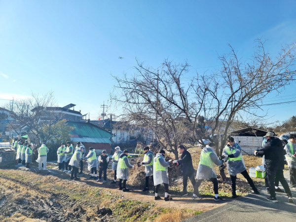 선문대 축구부가 연탄봉사 활동을 하고 있다