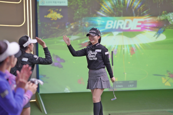 지난 12일 골프존조이마루에서 열린 ‘크리스에프앤씨 GTOUR 인비테이셔널’ 우승팀(배소현, 이예원) 경기 모습