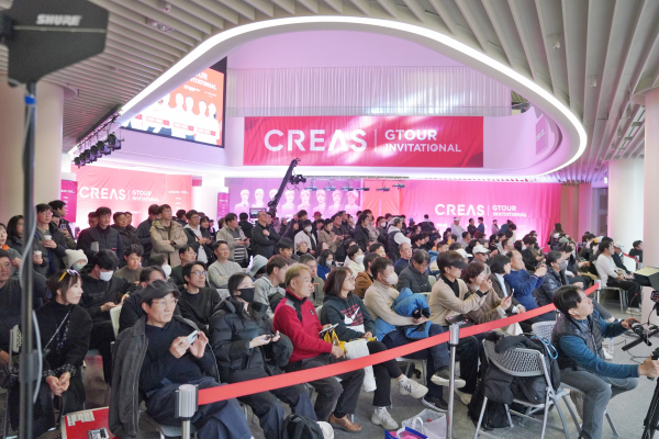 지난 12일 ‘크리스에프앤씨 GTOUR 인비테이셔널’ 대회가 개최된 대전 골프존조이마루 현장을 가득 매운 갤러리 모습