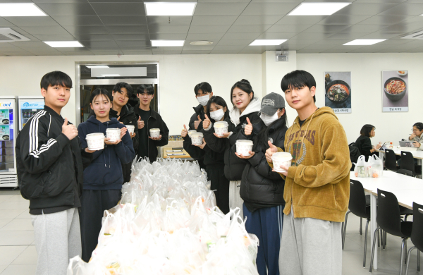 백석대 학생들이 학생복지동 식당에서 제공된 ‘천원의 아침밥’을 받아 들고 환한 표정으로 기념 촬영을