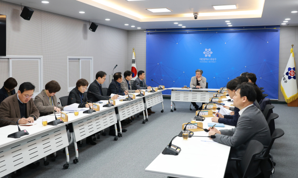 정용래 유성구청장이 15일 오전 주간간부회의를 주재하며 공직선거법 준수를 강조하고 있다.