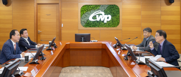 제8차 ESG위원회 개최(왼쪽부터 시계방향)서규석 서부발전 미래사업부사장, 엄경일 서부발전 기술안전부사장, 조판환 서부발전 비상임이사, 권오인 서부발전 비상임이사가 안건에 대해 논의하는 모습