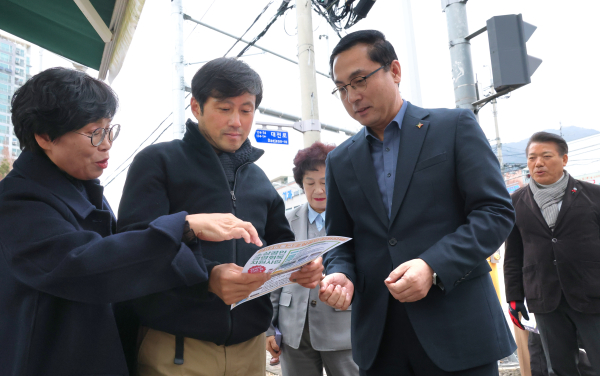 산내동 낭월 빛담길 상점가에서 열린 골목상권 활성화 진심동행 간담회 모습