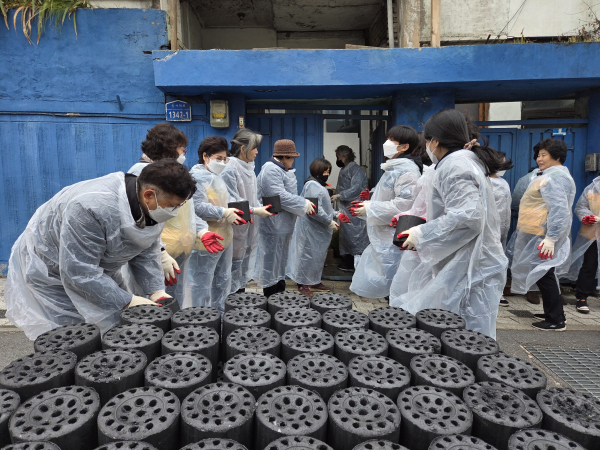 사랑의 연탄 나눔 봉사활동 진행 모습