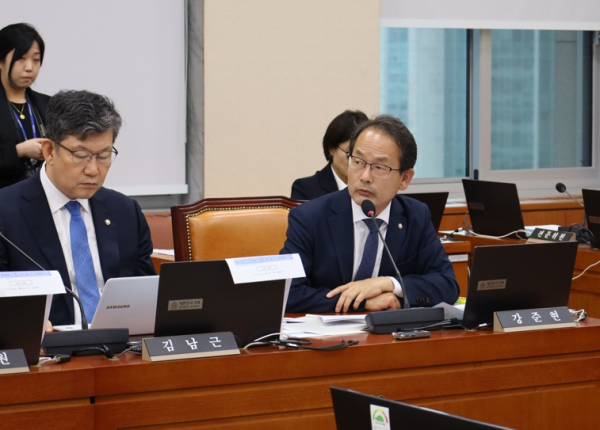 질의하는 강준현 의원