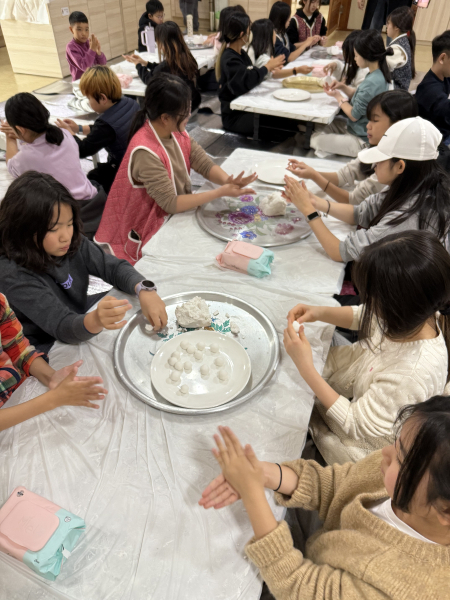 지난 15일 보림사에서 새알심을 만드는 어린이들 모습