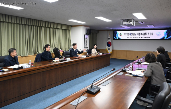 17일, 구청 중회의실에서 아동복지심의위원회 개최 모습