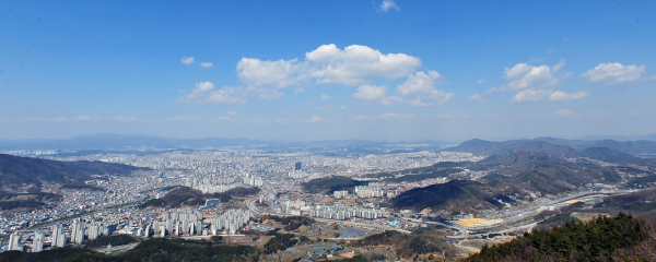 식장산에서 바라본 맑은 하늘