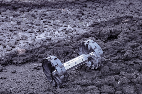 제주도 용암동굴을 탐사 중인 전개형 휠 달탐사 로버