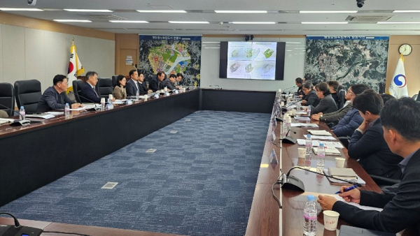 최형욱 행복청 차장(왼쪽테이블 왼쪽에서 두 번째)이 중앙공원 2단계 설계 재착수 회의를 주재하고 있다.