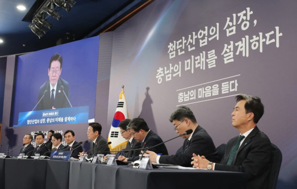 이재명 대통령 타운홀 미팅에 참석한 김태흠 충남도지사. 사진 김태흠 지사 페이스북 갈무리