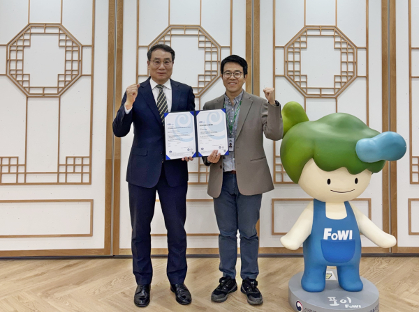 황성태(좌측) 부원장이 ‘안전보건경영시스템(ISO 45001)’ 국제인증 취득 후 기념 촬영