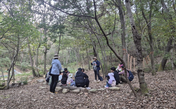 ‘산속길 따라 아빠랑 자연놀이’에 아빠와 유아가 즐겁게 참여하고 있다.