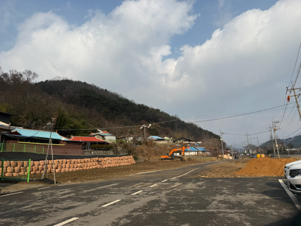 농촌공간정비사업의 사업으로 정비된 폐 정미소 인근의 모습