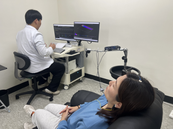 헬스케어스파산업진흥원에서 뇌파 측정을 하고 있다