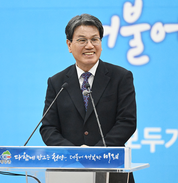 23일, 김돈곤 청양군수 언론브리핑에서 2025년 군정 성과 발표 모습