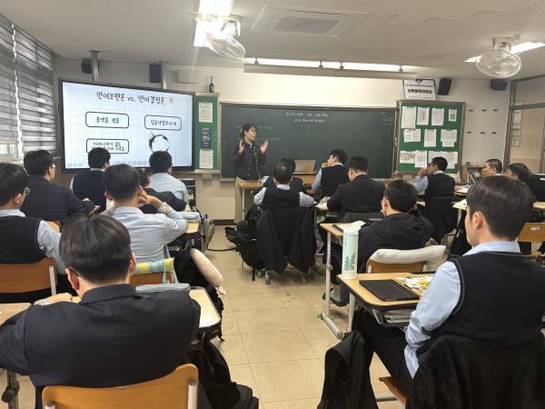 수업나눔을 위한 수업친구 수업 관찰하는 모습(대전고)