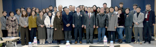 성과공유회 기념 단체사진 촬영 (중앙 계룡시 최재성 부시장, 오른쪽 문화대 이경직 총장