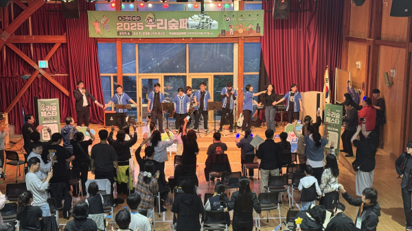 지난 9월 20일 국립횡성숲체원에서 열린 ‘우리숲페스타 2025’에서 발달장애인 드링크보이스와 관객들이 개막 공연을 즐기고 있다.