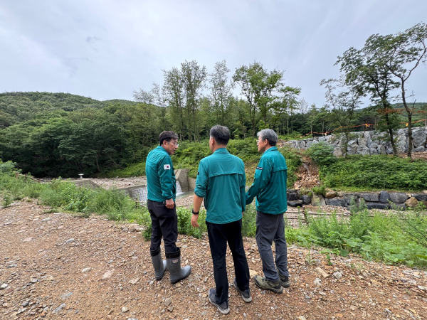 서산시가 지난 7월 집중호우로 인한 산림 피해를 확인하기 위해 현장을 점검하는 모습
