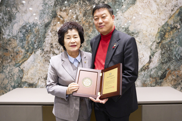 유성구의회 여성용 부의장, ‘대한민국지방의정봉사상’ 수상 기념사진