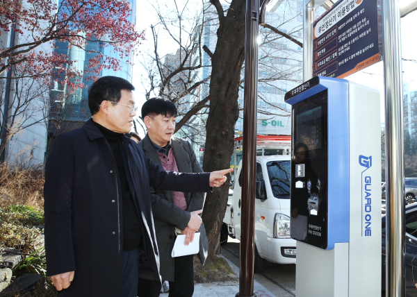 김낙철 부구청장 등이 만년동 일원 주차장을 점검하고 있다