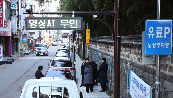 김낙철 부구청장 등이 만년동 일원 주차장을 점검하고 있다