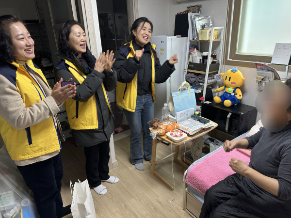 학하동 지사협 위원이 돌봄 취약계층 대상자의 가정을 방문해 생일을 축하하고 있다