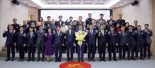31일 시청 대회의실에서 열린 제17대 서산시 부시장 이임식 단체사진