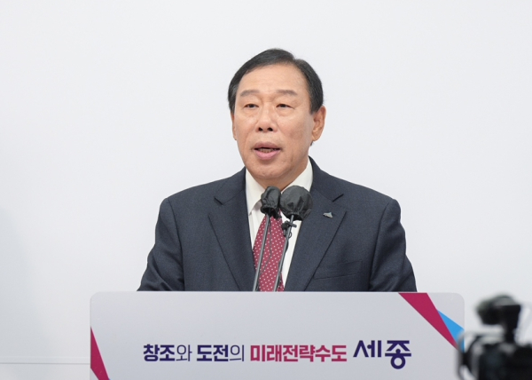 브리핑 하는 최민호 세종시장