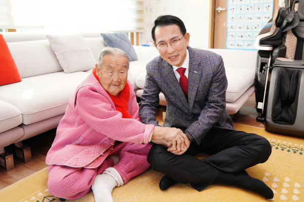 서산시가 병오년 새해를 맞아 장수 어르신 방문.(인지면 김근해 어르신)