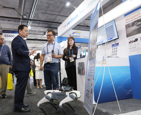 지난 6일(현지 기준), CES 2026에서 윤석대 한국수자원공사 사장(사진 왼쪽)이 K-water관 홍보 부스에 전시된 AI 기반 자율주행 로봇을 살펴보고 있다.