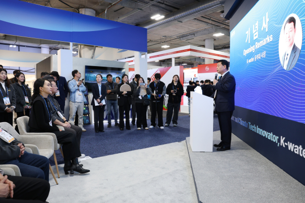 지난 6일(현지 기준), CES 2026에서 윤석대 한국수자원공사 사장(사진 오른쪽)이 K-water관 개관 기념사를 하고 있다.