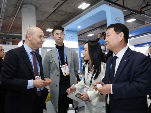 지난 6일(현지 기준), CES 2026에서 윤석대 한국수자원공사 사장(사진 오른쪽)이 K-water관을 찾은 빅터 호스킨스(Victor Hoskins) 미국 버지니아주(州) 페어팩스 경제개발청장(사진 왼쪽)과 소통하고 있다.