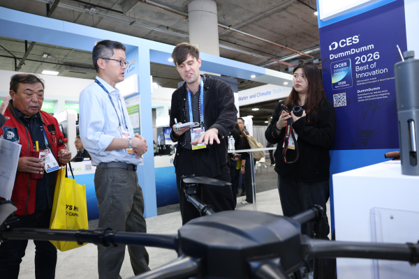 지난 6일(현지 기준), 미국 라스베이거스에서 열린 CES 2026에서 외국인 방문객을 대상으로 K-water관 동반 참가기업 관계자가 드론을 활용한 수질 모니터링 기술에 대해 소개하고 있다
