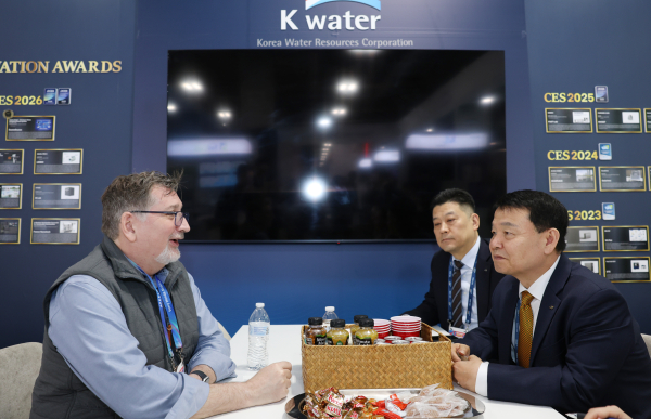 지난 6일(현지 기준), 미국 라스베이거스에서 열린 CES 2026에서 윤석대 한국수자원공사 사장(사진 오른쪽)이 브라이언 스텁스(Bryan Stubbs) 클리블랜드 워터얼라이언스(CWA) 회장(사진 왼쪽)과 면담하고 있다.