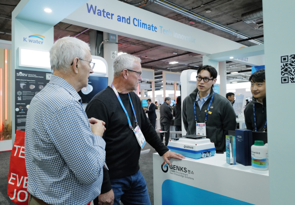 지난 7일(현지 기준), 미국 라스베이거스에서 열린 CES 2026에서 외국인 방문객을 대상으로 K-water관 동반 참가기업 관계자(사진 오른쪽)가 광촉매·고분자 전해질 기반 수질정화 기술에 대해 소개하고 있다.