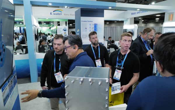 지난 7일(현지 기준), 미국 라스베이거스에서 열린 CES 2026에서 외국인 방문객을 대상으로 K-water관 동반 참가기업 관계자(사진 가운데)가 전기를 이용해 물속 염분과 불순물을 제거하는 수처리 설비에 대해 소개하고 있다.