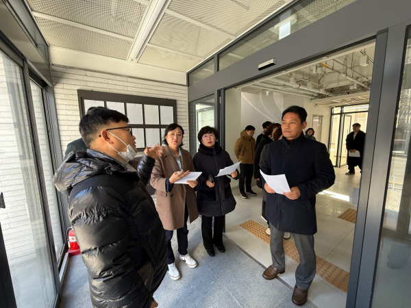 사회도시위원회가 평생학습관 이전 예정지를 점검하고 있다.(2026. 1. 8.)