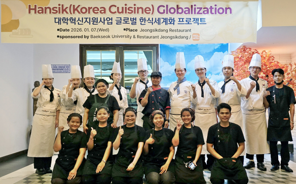 정식당에서 찍은 호텔 레스토랑 직원들과의 단체사진 (뒤쪽 중간기준 오른쪽 서강태 교수)