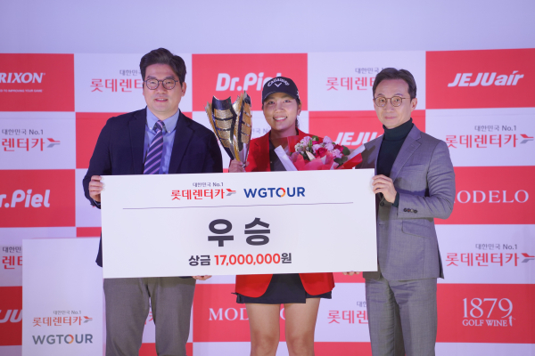 ‘2026 롯데렌터카 WGTOUR’ 1차 대회 시상식에서 (왼쪽부터)골프존 손장순 본부장, 우승자 박단유, 롯데렌탈 주식회사 조근행 상무가 기념사진
