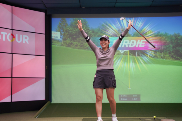 2026 롯데렌터카 WGTOUR’ 1차 결선에서 우승자 박단유가 18번홀 챔피언샷 버디 기록 후 기뻐하고 있다